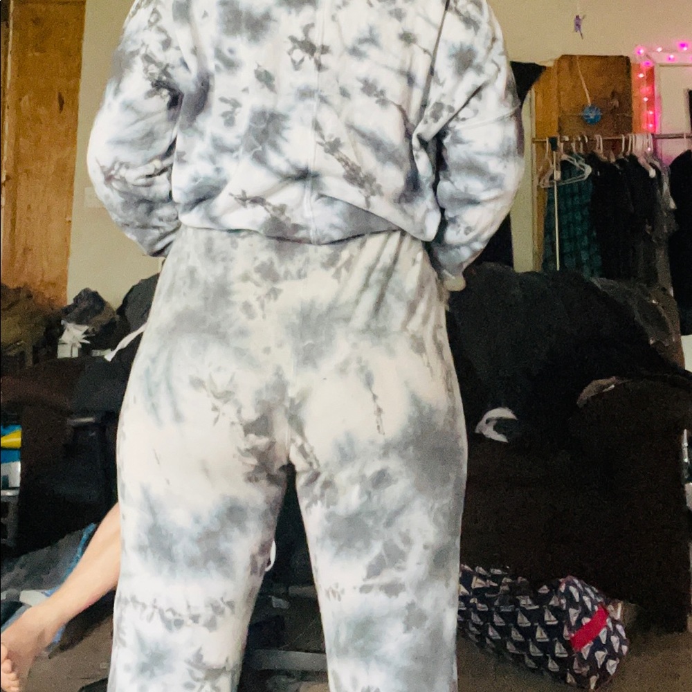 A two-piece outfit Long sleeve with jogging pants